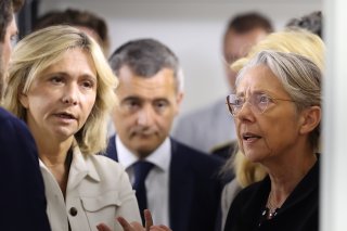 La première ministre Elisabeth Borne, le ministre de l'intérieur Gérald Darmanin et la présidente de la région Ile-de-France Valérie Pécresse (de droite à gauche) se sont rendus dimanche à L'Haÿ-les-Roses.